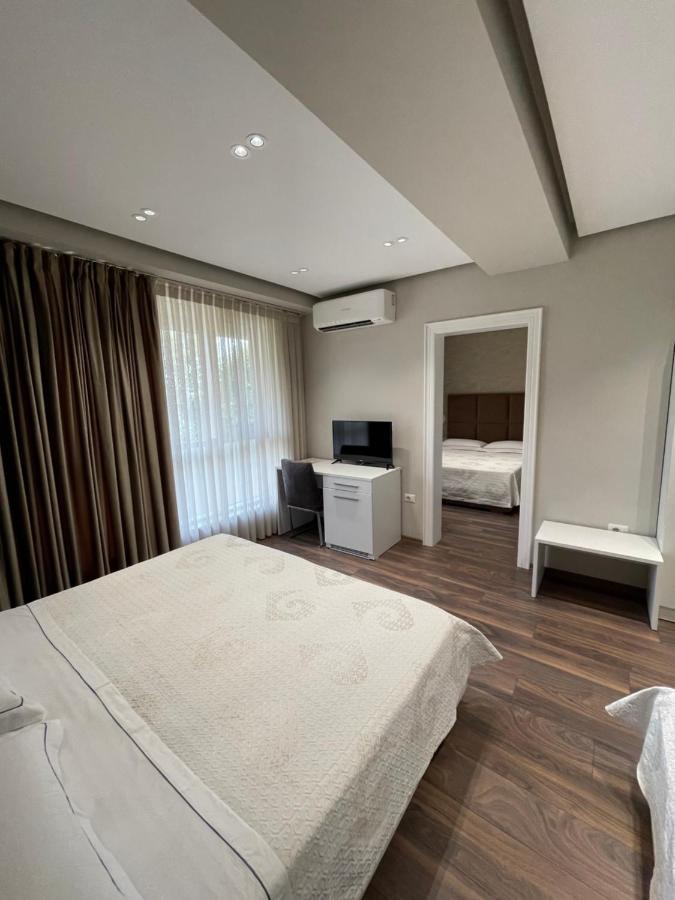 Hotel Oresti Center Tirana Esterno foto