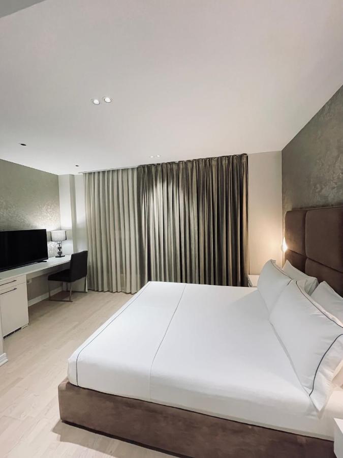 Hotel Oresti Center Tirana Esterno foto