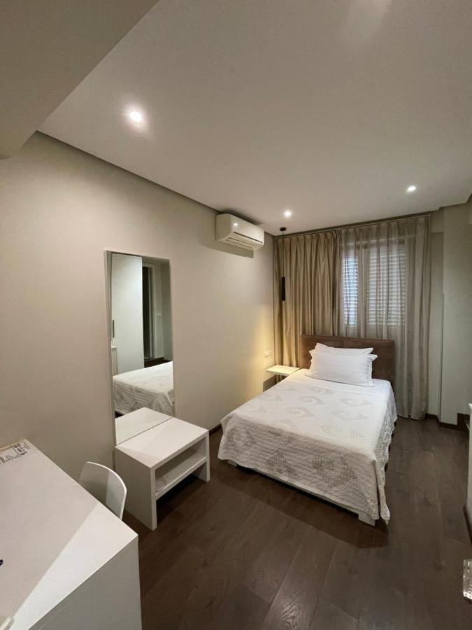 Hotel Oresti Center Tirana Esterno foto