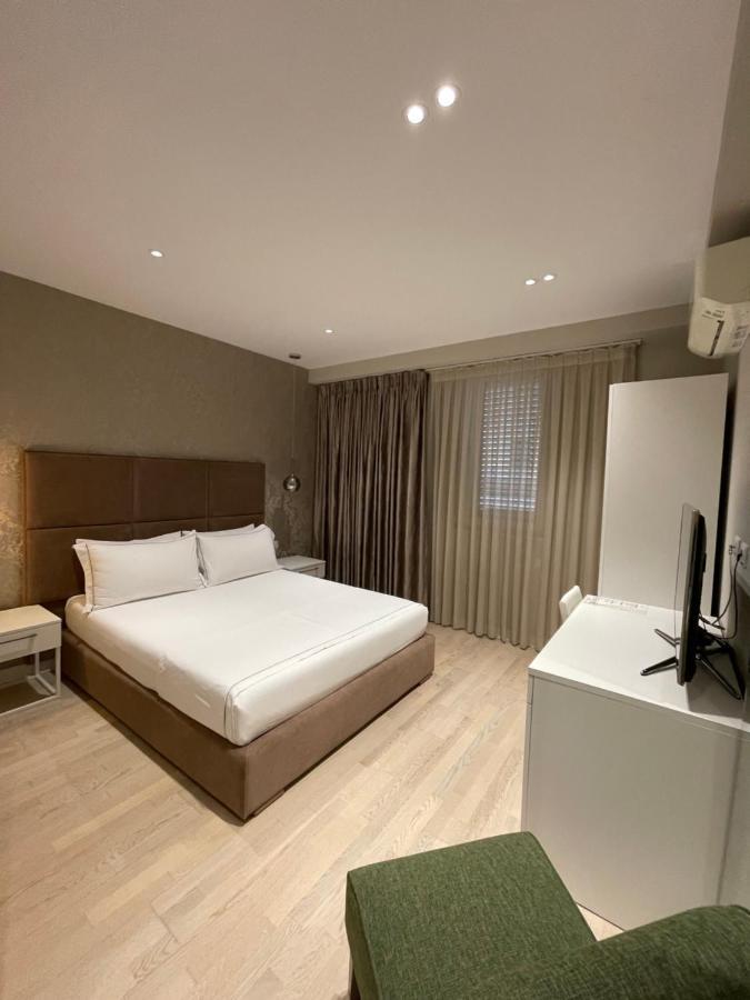 Hotel Oresti Center Tirana Esterno foto