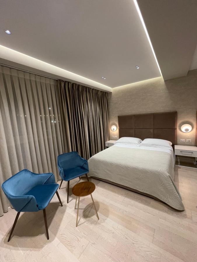 Hotel Oresti Center Tirana Esterno foto
