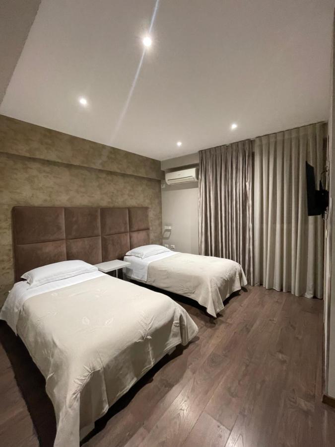 Hotel Oresti Center Tirana Esterno foto