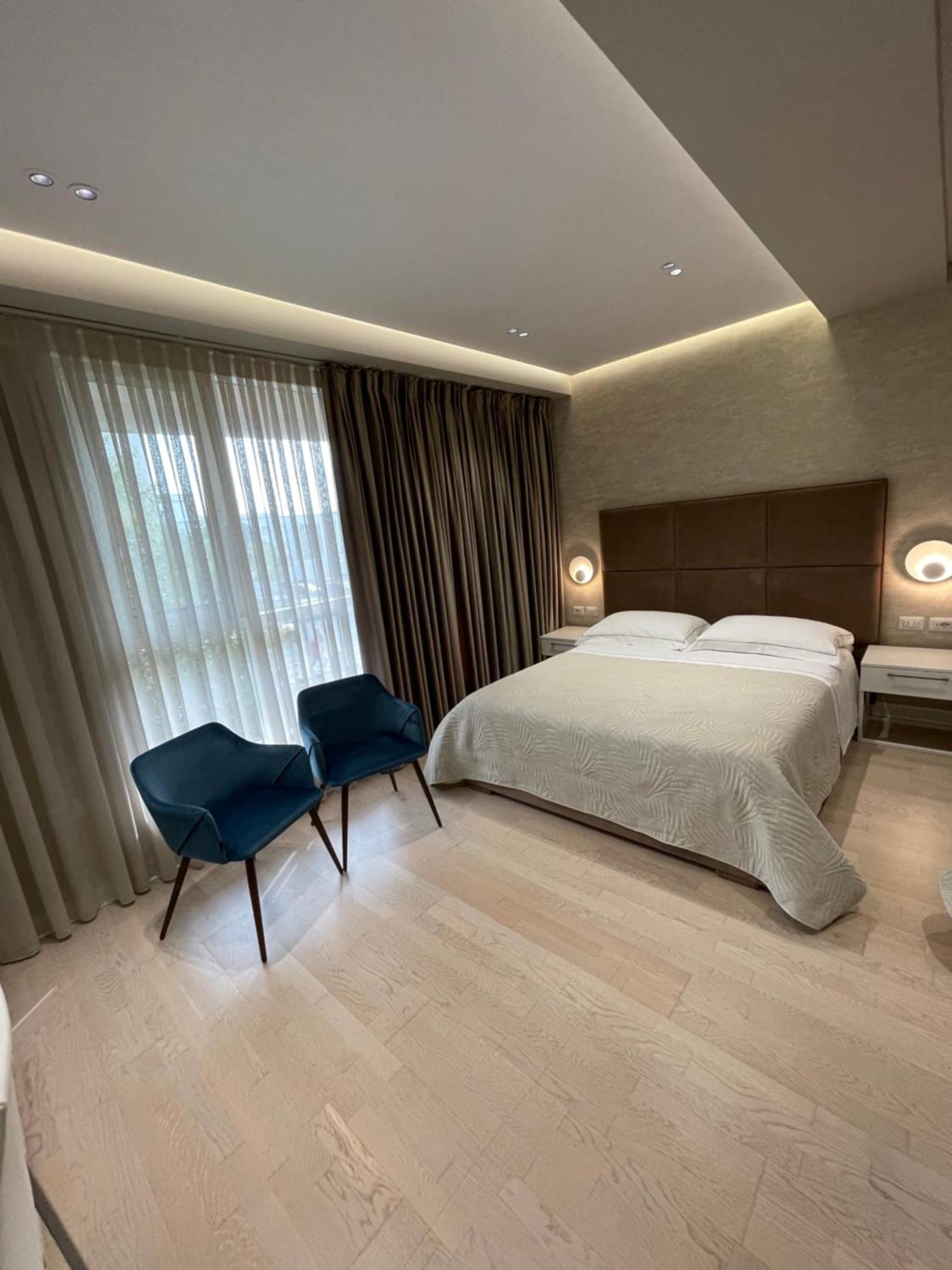 Hotel Oresti Center Tirana Esterno foto