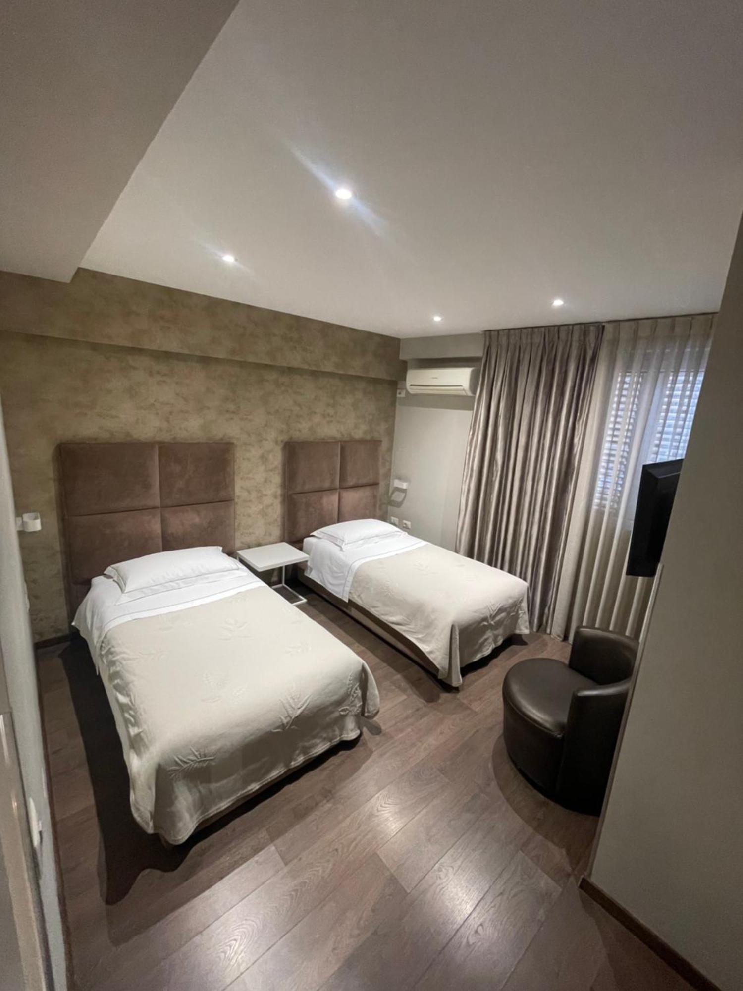 Hotel Oresti Center Tirana Esterno foto