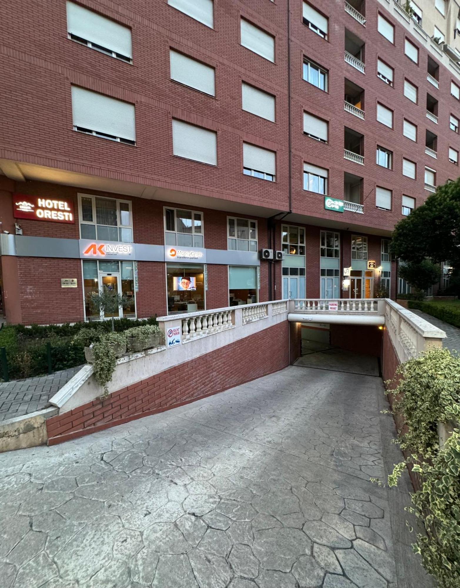 Hotel Oresti Center Tirana Esterno foto