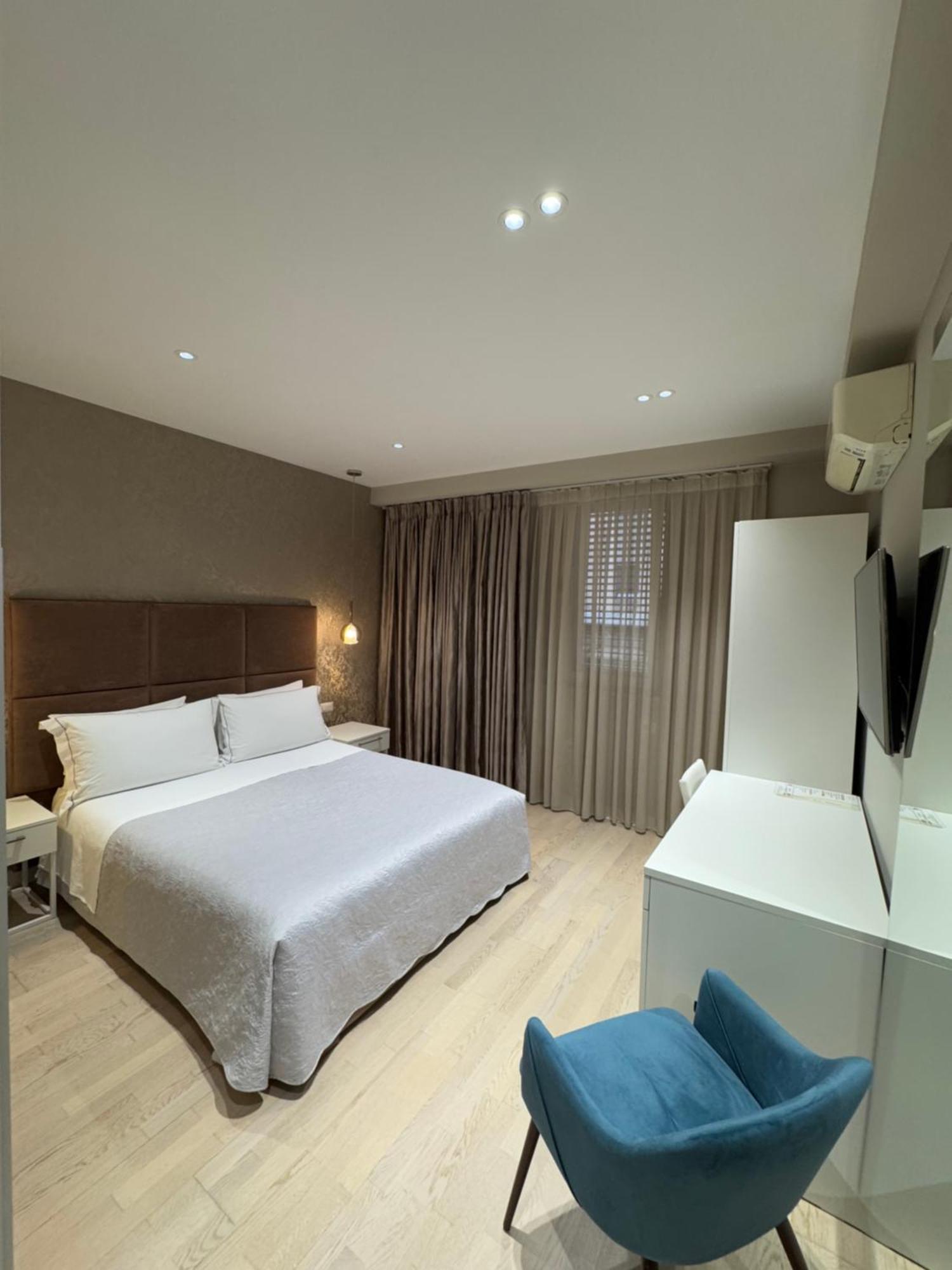 Hotel Oresti Center Tirana Esterno foto