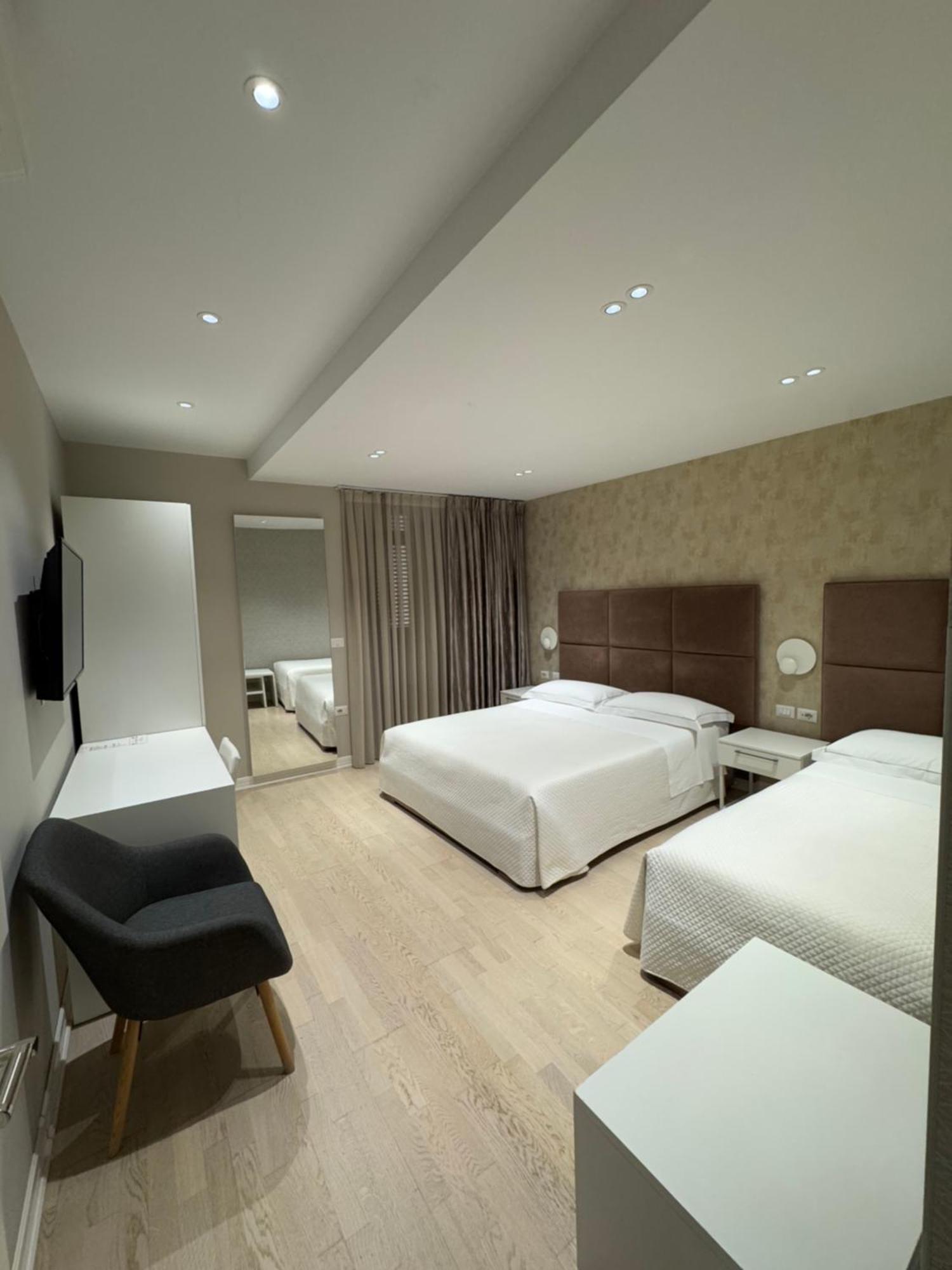 Hotel Oresti Center Tirana Esterno foto