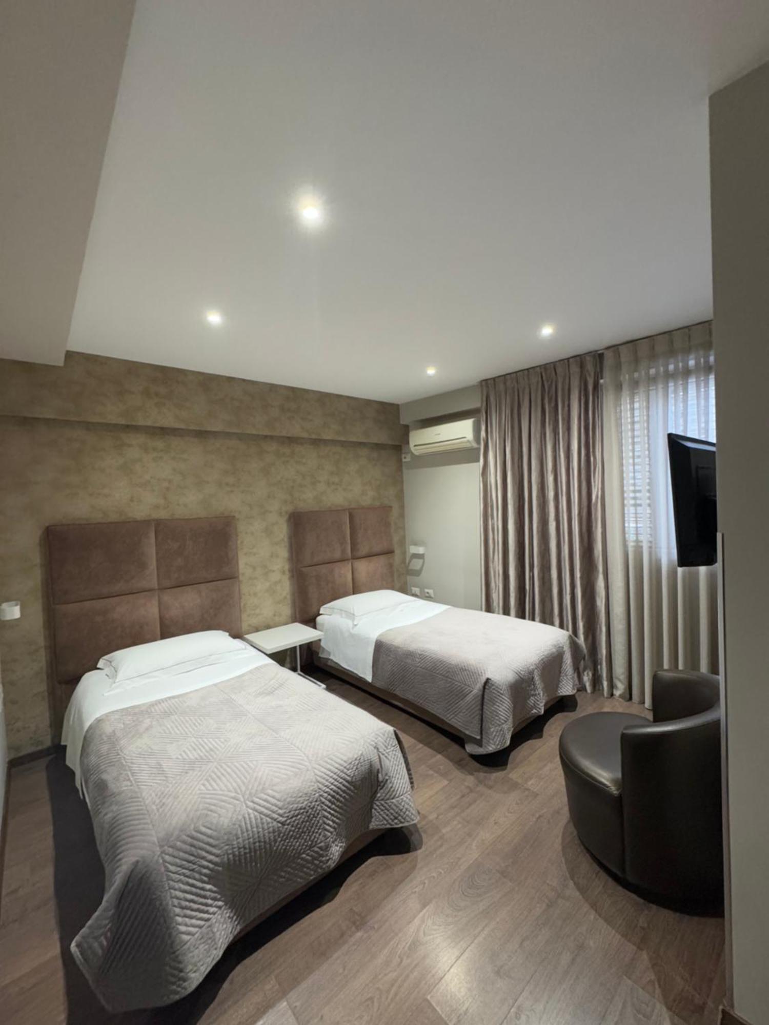 Hotel Oresti Center Tirana Esterno foto