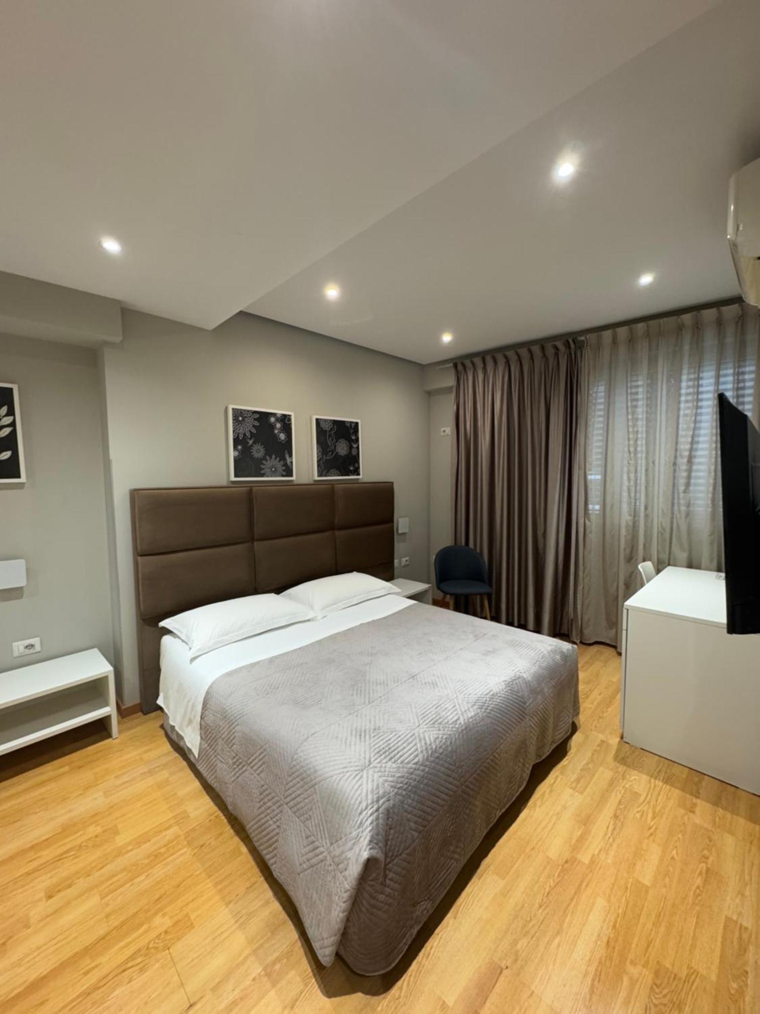 Hotel Oresti Center Tirana Esterno foto