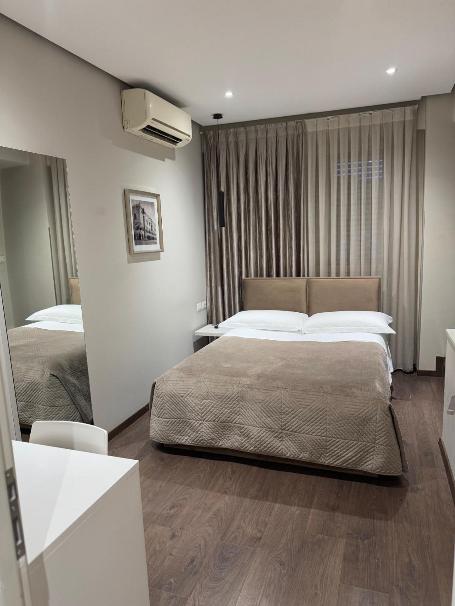 Hotel Oresti Center Tirana Esterno foto